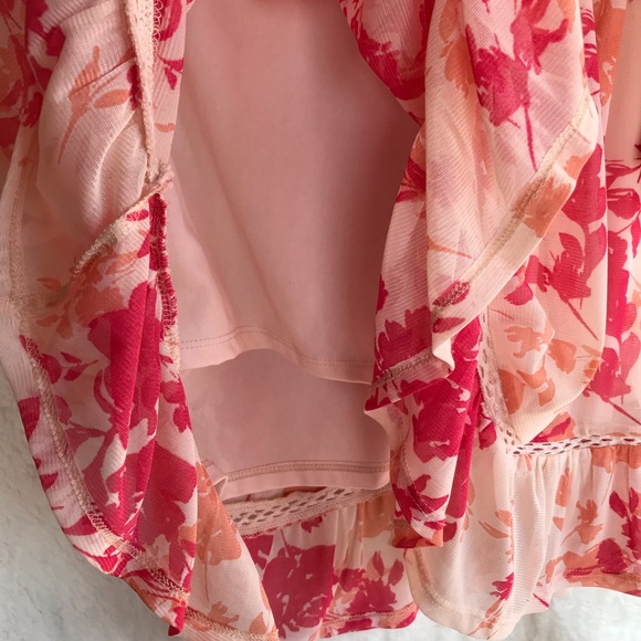 This peach & pink shirt looks great on all skin tones - Picture 4 of 5